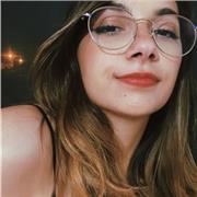 Studentessa di scienze biologie impartisce lezioni di inglese per studenti delle scuole elementari, medie e superiori